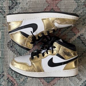 Air Jordan 1 Mid SE GS 'Metallic Gold' - 5.5Y / 7 Women’s